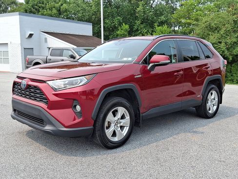 Certified 2021 Toyota RAV4 XLE w/ XLE Grade Weather Package AWD/4WD image 3