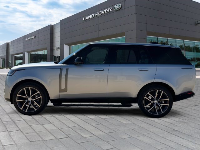 Used 2024 Land Rover Range Rover SE AWD/4WD image 2