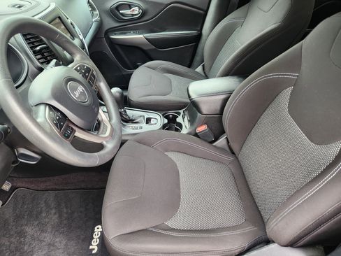 Used 2019 Jeep Cherokee Latitude w/ Popular Appearance Group image 10