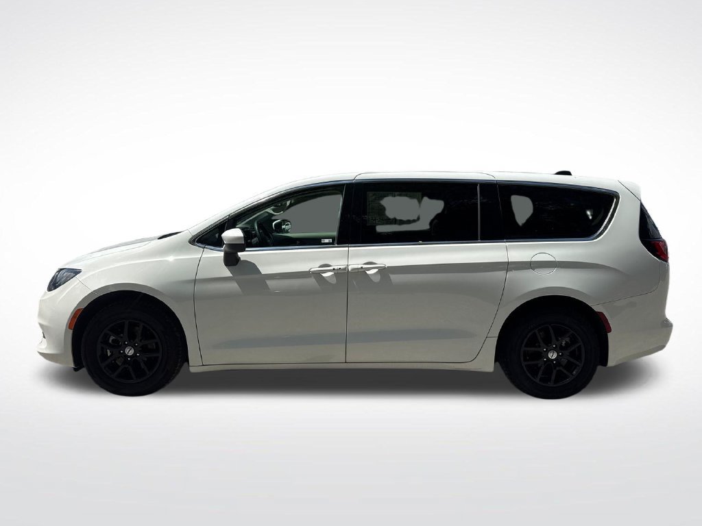 Used 2023 Chrysler Voyager LX FWD image 3