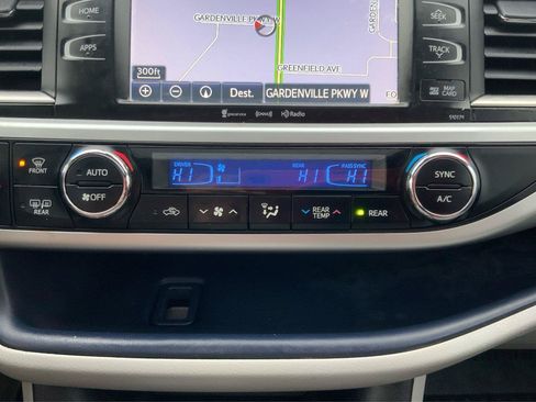 Used 2017 Toyota Highlander XLE AWD/4WD image 34