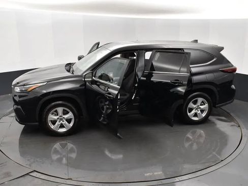 Used 2025 Toyota Highlander LE FWD image 7