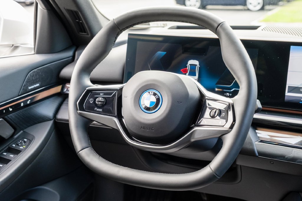 Used 2024 BMW i5 eDrive40i w/ M Sport Package RWD image 25