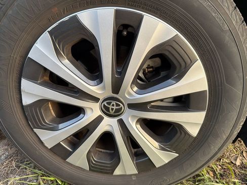 Used 2022 Toyota Corolla LE image 3