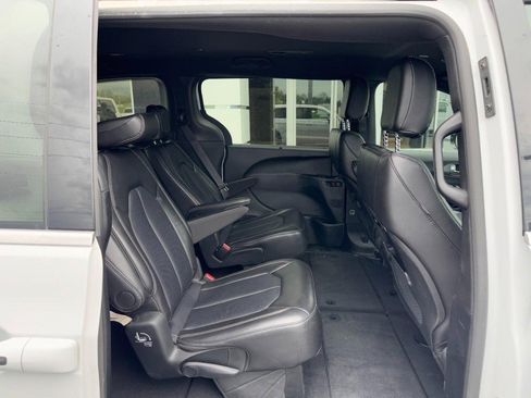 Used 2025 Chrysler Pacifica Select image 13