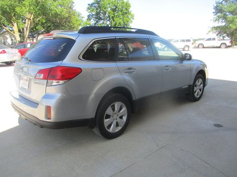Used 2012 Subaru Outback 2.5i Premium w/ All-Weather Pkg AWD/4WD image 16
