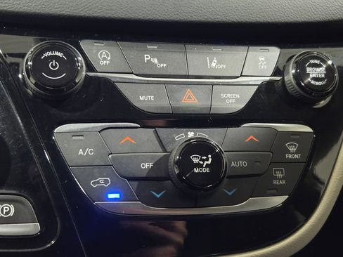 Certified 2023 Chrysler Pacifica Touring-L image 9