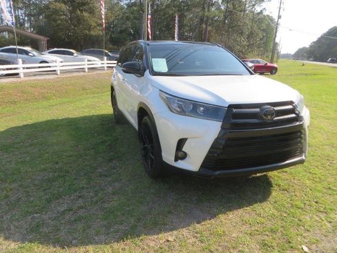 Used 2019 Toyota Highlander SE image 3