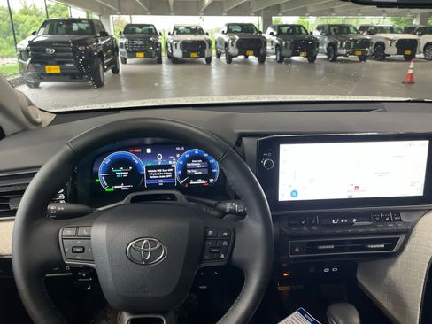 Used 2026 Toyota Camry XLE AWD/4WD image 11