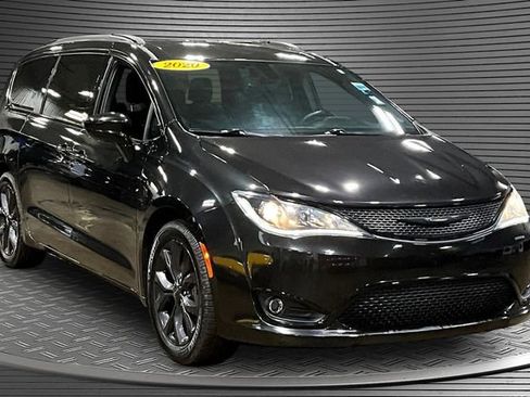 Used 2020 Chrysler Pacifica Touring-L Plus w/ S Appearance Package FWD image 3
