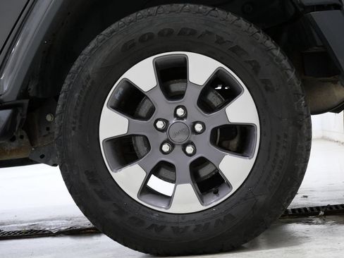 Used 2018 Jeep Wrangler Unlimited Sahara AWD/4WD image 10