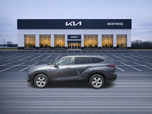 Used 2023 Toyota Highlander LE AWD/4WD image 9