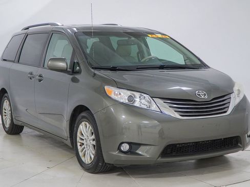 Used 2012 Toyota Sienna XLE image 16