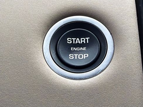 Used 2019 Land Rover Discovery SE image 34