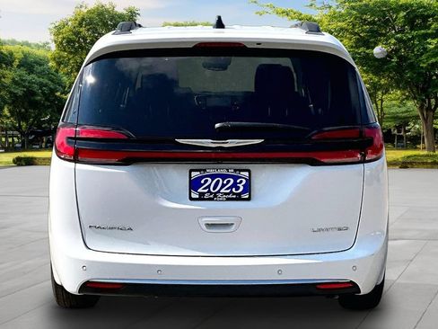 Used 2023 Chrysler Pacifica Limited FWD image 4
