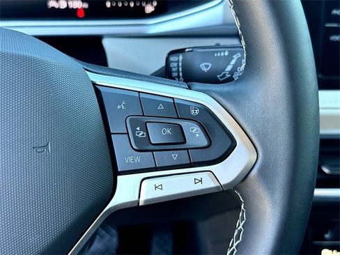 Certified 2025 Volkswagen Taos SE image 15