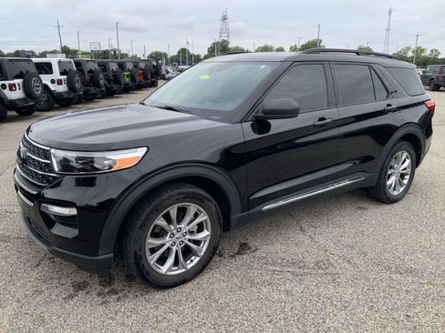 Used 2021 Ford Explorer XLT w/ Equipment Group 202A AWD/4WD image 4