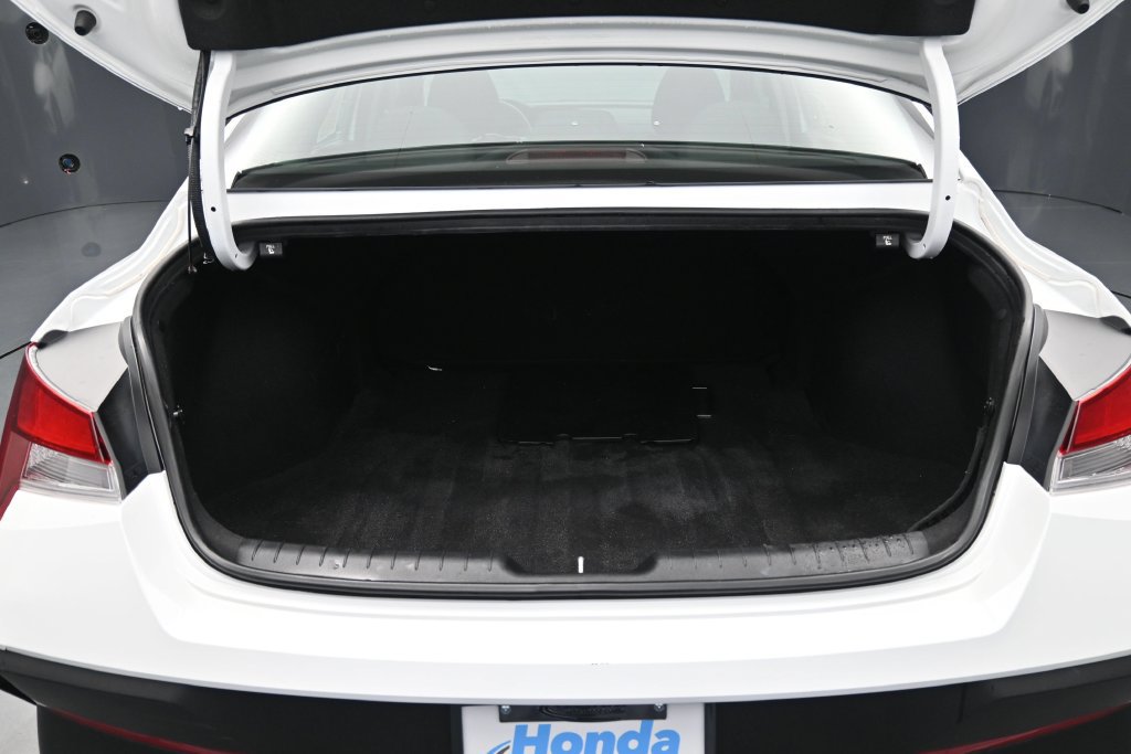 Used 2024 Hyundai Elantra SE FWD image 15