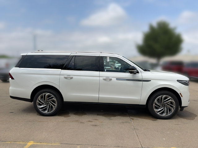 New 2026 Lincoln Navigator L Reserve AWD/4WD image 3