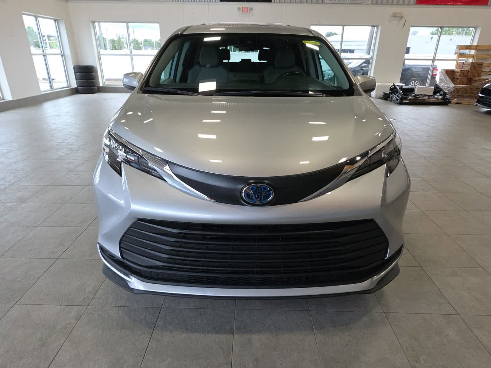 Used 2024 Toyota Sienna AWD image 2
