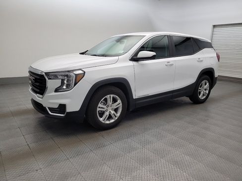 Used 2024 GMC Terrain SLE FWD image 2