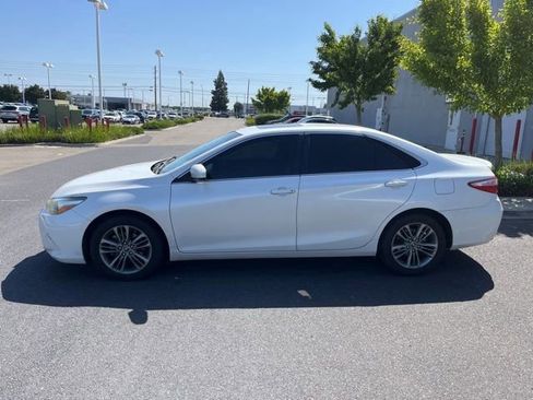 Used 2015 Toyota Camry SE w/ Moonroof Package FWD image 4