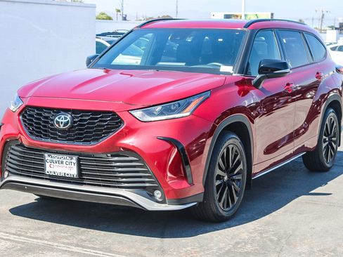 Used 2024 Toyota Highlander XSE FWD image 3
