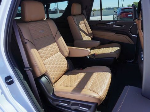 Used 2023 Cadillac Escalade Premium Luxury image 9