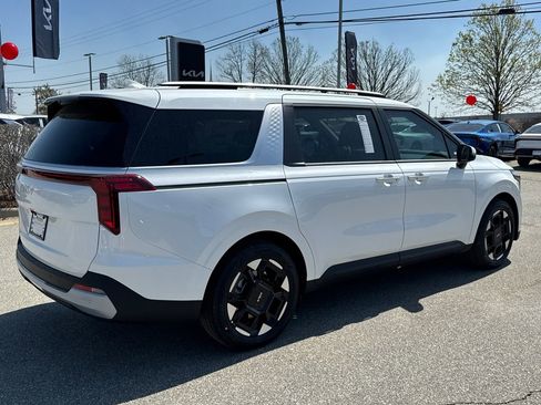 New 2026 Kia Carnival EX image 3