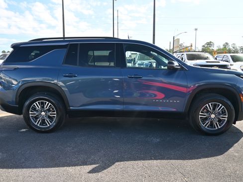 Used 2024 Chevrolet Traverse LT image 11