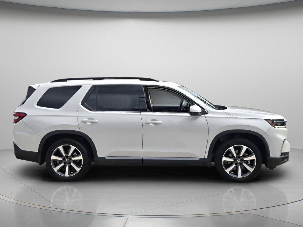 Certified 2025 Honda Pilot Touring image 3