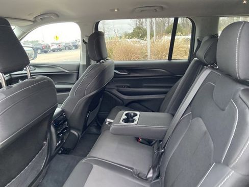 Used 2023 Jeep Grand Cherokee L Laredo image 16