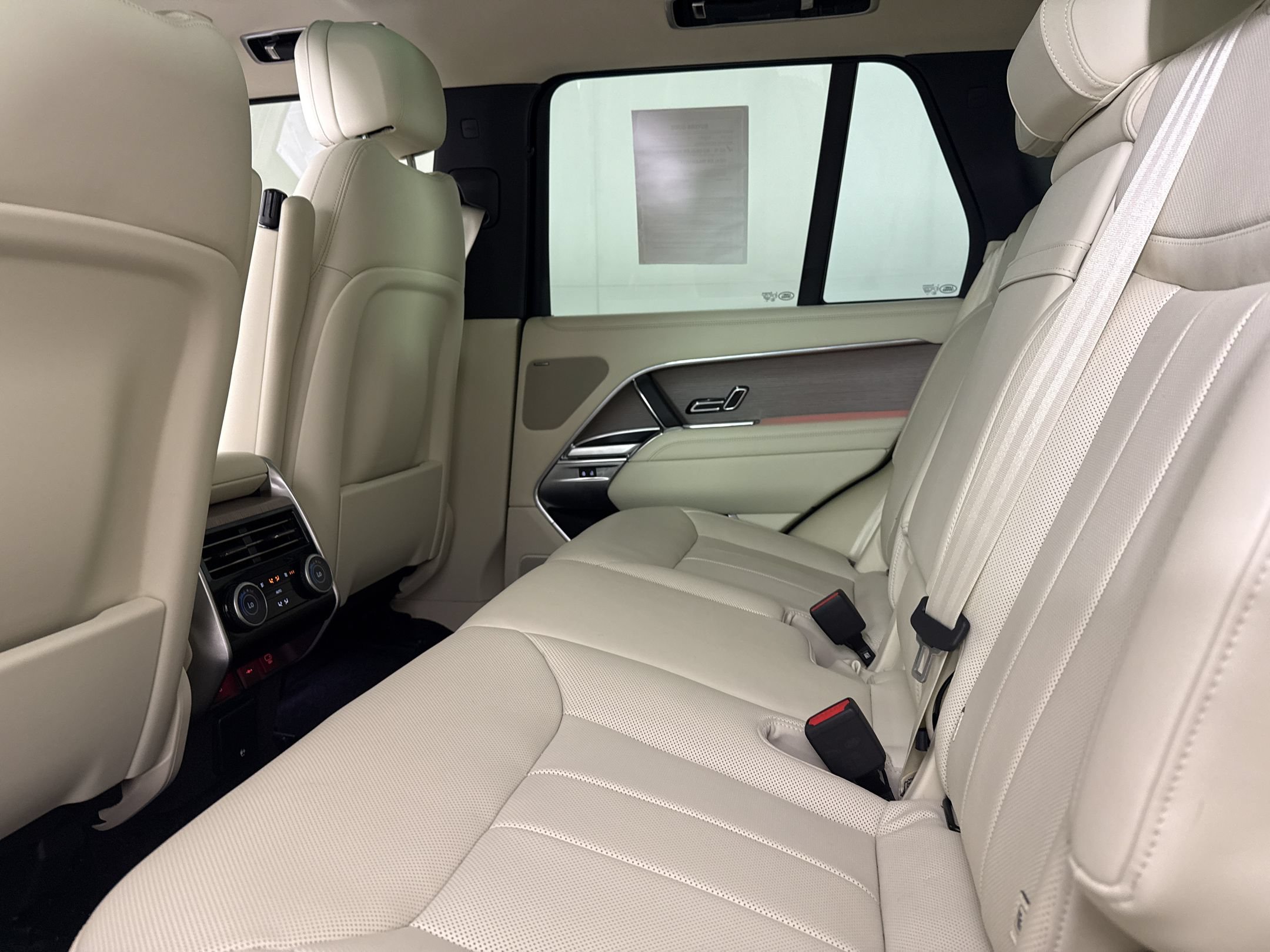 Used 2025 Land Rover Range Rover SE AWD/4WD image 22