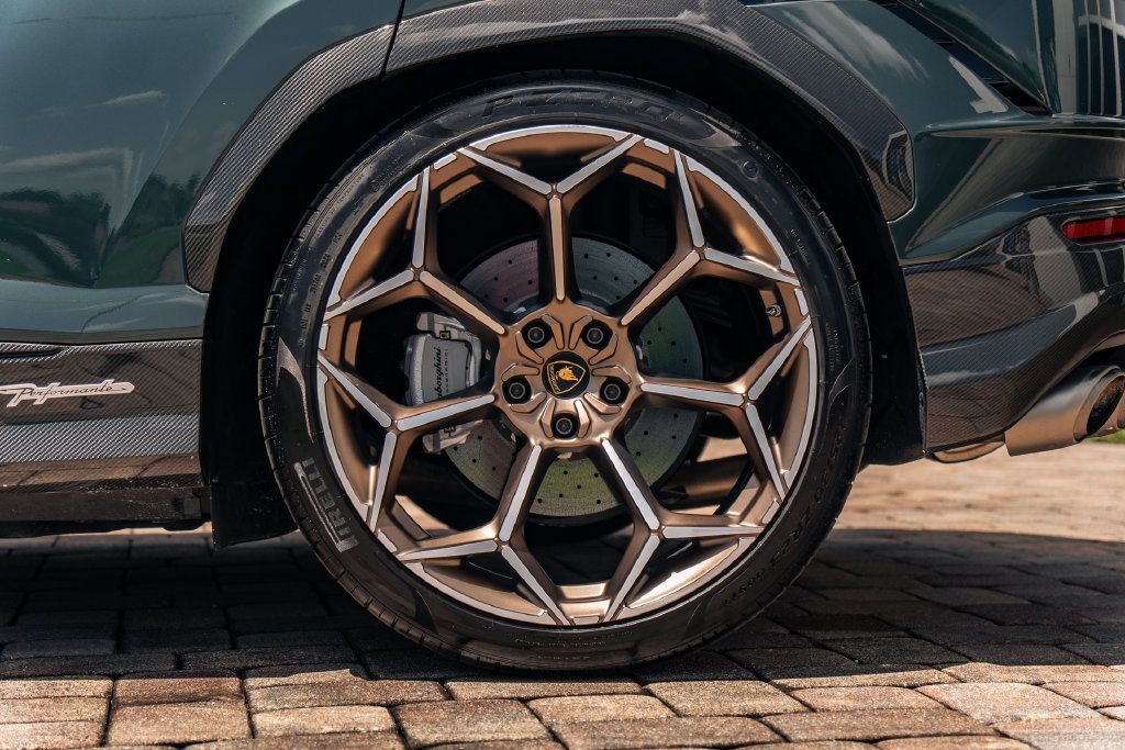 Used 2024 Lamborghini Urus Performante AWD/4WD image 16