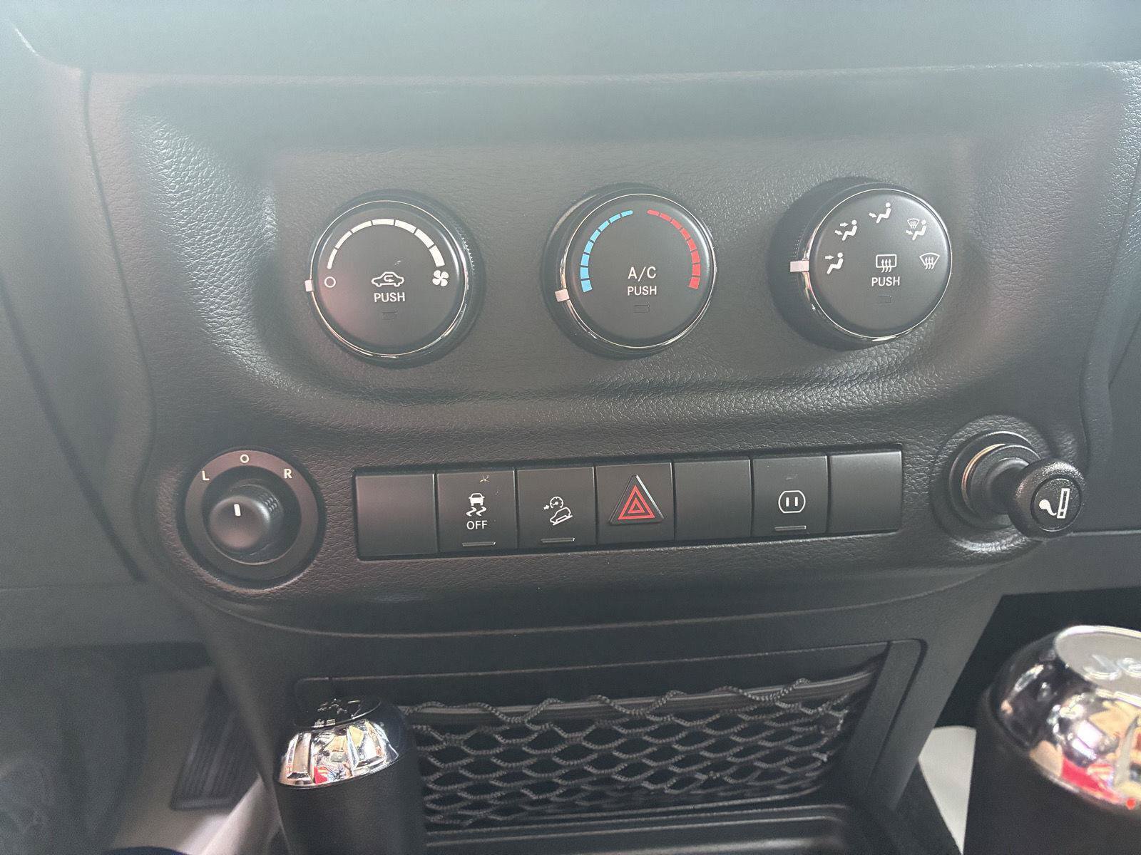 Used 2011 Jeep Wrangler Unlimited Rubicon AWD/4WD image 22