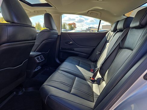 Certified 2023 Lexus ES 300h w/ Luxury Package image 11