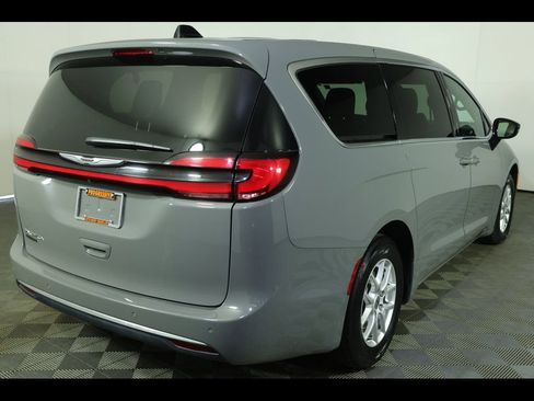 Used 2025 Chrysler Pacifica Select image 15