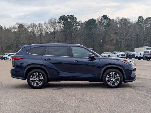 Used 2022 Toyota Highlander XLE FWD image 6