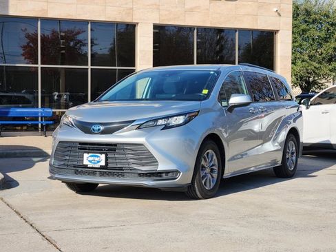 Used 2022 Toyota Sienna LE image 3
