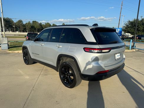 Used 2024 Jeep Grand Cherokee Altitude RWD image 6