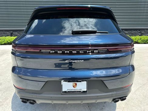 Used 2025 Porsche Cayenne image 11