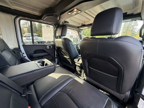 Used 2022 Jeep Wrangler Unlimited Sahara w/ Cold Weather Group AWD/4WD image 19
