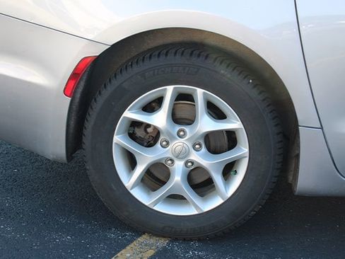 Used 2017 Chrysler Pacifica Touring-L w/ Tire & Wheel Group FWD image 8