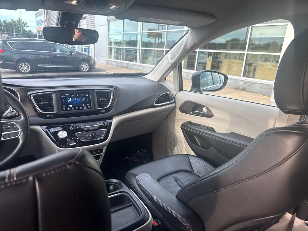 Used 2020 Chrysler Voyager Lxi FWD image 32