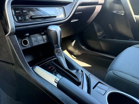 Used 2017 Toyota Corolla LE w/ Carpet Mat Package (TMS) FWD image 17