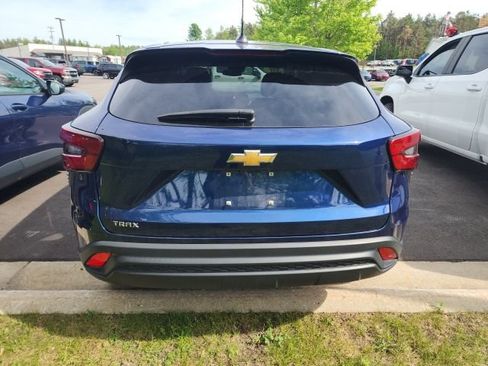 Used 2024 Chevrolet Trax LS w/ LS Convenience Package FWD image 9