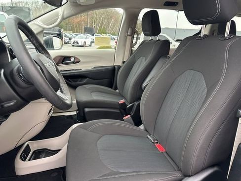 Used 2024 Chrysler Voyager LX image 37