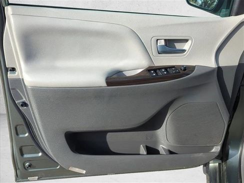 Used 2018 Toyota Sienna XLE image 10