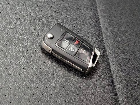 Used 2021 Volkswagen Tiguan SE image 32