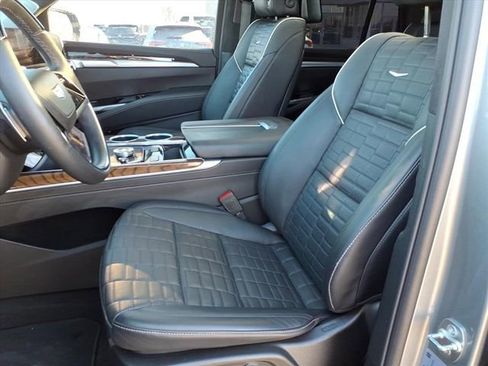 Used 2025 Cadillac Escalade Sport Platinum image 5